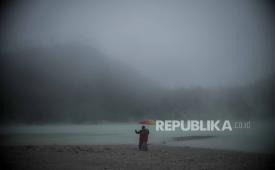 Objek wisata Danau Kawah Putih di Kabupaten Bandung yang airnya menyusut akibat kemarau.
