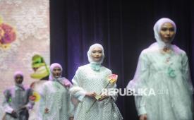 Model memperagakan busana muslim dalam gelaran Muffest+ 2025 di JICC, Jakarta, Kamis (20/2/2025).