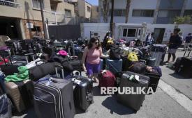 Barang bawaan para pengungsi dari Israel terlihat di luar pusat komunitas Yahudi, setelah kedatangan mereka dari Israel ke pelabuhan Larnaca, Siprus, Rabu (18/6/2025).