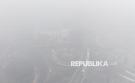 Foto udara kawasan Bundaran Masjid Agung Sultan Mahmud Badaruddin I Jayo Wikramo yang tertutup kabut asap di Kota Palembang, Sumatera Selatan, Ahad (23/8/2026). Berdasarkan citra satelit Himawari-9 yang dipantau BMKG pada Ahad (23/8) pukul 10:00 WIB, terdeteksi terjadi sebaran asap di wilayah Sumatera Selatan, Riau, Jambi, Kalimantan Barat, Kalimantan Tengah, Kalimantan Selata, Maluku, Papua Barat, Papua Tengah dan Papua Selatan akibat kebakaran hutan dan lahan yang terjadi di daerah tersebut, dan menyebabkan jarak pandang di Kota Palembang pada pagi hari kurang dari 50 meter sedangkan kualitas udara masuk dalam kategori Berbahaya pada malam dan pagi hari. 