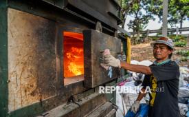 Petugas membuka pintu mesin insinerator untuk memasukkan sampah di TPST Motah Bakul Agamis, Gempolsari, Bandung Kulon, Bandung, Jawa Barat, Kamis (8/5/2025). 