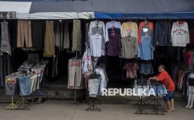 Pedagang menunggu pelanggan di salah satu kios di Pasar Cimol Gedebage, Kota Bandung, Jawa Barat, Kamis (8/6/2023). Ketua Umum Insan Kalangan Ahli Tekstil Seluruh Indonesia (IKATSI) M Shobirin F Hamid mengusulkan kawasan Gedebage Bandung khususnya pasar pakaian bekas impor (thrifting) di Pasar Cimol, menjadi sentra perdagangan tekstil sekaligus destinasi wisata tekstil. 