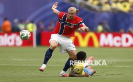 Pemain Norwegia Erling Haaland berusaha melewati adangan pemain Brasil dalam pertandingan babak 16 besar Piala Dunia FIFA 2026 antara Brasil dan Norwegia di New Jersey, AS, Senin (6/7/2026) WIB. Norwegia mengalahkan Brasil dengan skor 2-1.