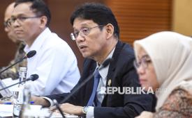 Menteri Keuangan Purbaya Yudhi Sadewa (kedua kanan) didampingi Sekretaris Jenderal Kementerian Keuangan Robert Leonard Marbun (kiri), Deputi Bidang Perekonomian Kementerian Sekretariat Negara Satya Bhakti Parikesit (kedua kiri) dan Staf Ahli Bidang Pengembangan, Produktivitas, dan Daya Saing Ekonomi Menko Perekonomian Evita Manthovani (kanan) memimpin Sidang Aduan Kanal Debottlenecking Satuan Tugas Percepatan Program Strategis Pemerintah (Satgas P2SP) di Aula Junada Kementerian Keuangan, Jakarta, Kamis (9/4/2026). 