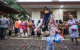 Warga mengantre untuk mendapatkan bantuan paket sembako saat Pembagian Bantuan Sembako Lebaran di Gilingan, Solo, Jawa Tengah, Senin (16/3/2026).