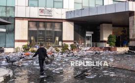Petugas membersihkan puing bangunan pascakebakaran Gedung Badan Pendapatan Daerah (Bapenda) DKI Jakarta, di Jalan Abdul Muis, Jakarta, Sabtu (8/8/2026). Pemerintah Provinsi DKI Jakarta menyatakan data perpajakan tetap aman setelah kebakaran melanda Gedung Bapenda karena telah dicadangkan secara digital, sementara aktivitas pelayanan publik tetap berjalan. 