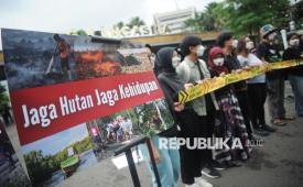Aktivis dari Wahana Lingkungan Hidup Indonesia (WALHI) menggelar aksi unjuk rasa di Gerbang Pancasila, Kompleks Parlemen, Jakarta, Jumat (23/5). Aksi ini merupakan bentuk protes terhadap kejahatan korporasi dan dampak ekologis yang ditimbulkan di Kalimantan Tengah. Mereka menyuarakan kekhawatiran serius tentang dampak ekologis yang terjadi di provinsi tersebut, termasuk ancaman banjir, deforestasi, dan konflik antara masyarakat adat dengan perusahaan. Mereka menilai bahwa Kalteng mengalami darurat ekologis dan mendesak pemerintah untuk segera mengambil tindakan untuk melindungi kelestarian lingkungan.