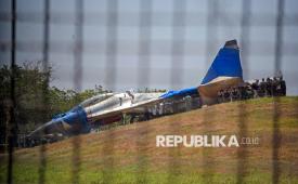 Sejumlah petugas gabungan melakukan evakuasi terhadap pesawat tempur Sukhoi di landasan pacu Bandara Internasional Sultan Hasanuddin, Kabupaten Maros, Sulawesi Selatan, Senin (24/8/2026). Pesawat tempur Sukhoi milik TNI Angkatan Udara tersebut tergelincir hingga keluar dari landasan pacu sisi barat (Runway 13) dan hingga saat ini belum ada keterangan resmi dari TNI AU terkait penyebab maupun kronologi lengkap insiden tersebut. 
