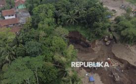 Aktivitas penambangan pasir di area tambang pasir di Kampung Rancabendem, Kota Tasikmalaya, Jawa Barat, Selasa (27/1/2026). Berdasarkan data Pemerintah Kota Tasikmalaya, dari tiga gunung di Kecamatan Bungursari terdapat lebih dari satu lokasi galian tambang pasir ilegal, sehingga warga berharap aktivitas tambang tersebut ditutup karena dinilai merusak lingkungan serta mengancam sumber air milik warga. 