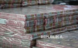 Tumpukan uang hasil penyitaan tindak pidana korupsi  di Gedung Bundar Jampidus Kejaksaaan Agung, Jakarta, Rabu (2/7/2025). 