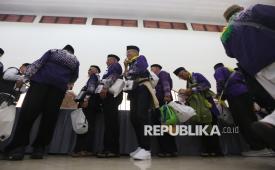 Jamaah calon haji kloter 1 Jakarta tiba di Asrama Haji Pondok Gede, Jakarta, Kamis (1/5/2025). Sebanyak 393 jamaah calon haji kloter 1 mulai masuk ke Asrama Haji Pondok Gede Jakarta sebelum bertolak ke tanah suci untuk menjalani rangkaian ibadah haji.