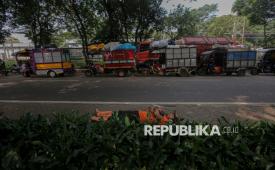 Petugas sampah tertidur saat menunggu antrean bongkar muat sampah di TPS Rawajati, Jakarta, Selasa (9/6/2026). Menurut petugas sampah, antrean ratusan gerobak sampah terjadi lantaran aktivitas bongkar muat sampah terkendala jumlah pembatasan kuota pembuangan ke TPA Bantar Gebang, dari semula 18 truk sampah per hari untuk wilayah Pancoran menjadi 11 truk perhari. Sementara berdasarkan data DPRD DKI Jakarta, volume sampah yang dihasilkan di DKI Jakarta mencapai 9.000 ton per hari. Hal tersebut menjadi tantangan serius bagi Pemprov DKI Jakarta dalam mengatasi persoalan pengelolaan sampah dari hulu ke hilir, sehingga mampu menjadikan kota Jakarta bersih, sehat dan berkelanjutan.