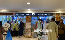 Jamaah calon haji Indonesia berbelanja di Pasar 1 Riyal, Madinah, Kamis (23/5/2024). Pasar 1 riyal dikenal para jamaah haji Indonesia yang ingin membeli oleh-oleh dengan harga murah dari Tanah Suci untuk dibawa pulang ke Tanah Air. Pasar 1 riyal yang terletak sekitar 750 meter dari pintu gerbang 339 Masjid Nabawi ini ramai dikunjungi jamaah haji usai sholat fardhu.