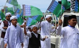 Sejumlah santri dan remaja masjid  berjalan kaki dengan melantunkan Shalawat Nabi saat menggelar pawai keliling kota di Banda Aceh, Aceh, Jumat (5/9/2025). 