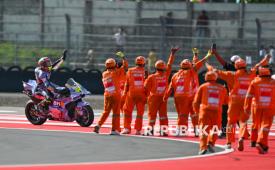 Pembalap BK8 Gresini Racing MotoGP Fermin Aldeguer (kiri) berselebrasi dengan disambut sejumlah marshal usai memenangi race MotoGP Indonesia 2025 di Sirkuit Internasional Pertamina Mandalika, Lombok Tengah, Nusa Tenggara Barat, Ahad (5/10/2025). 