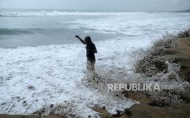 BMKG mengingatkan masyarakat yang hendak berlibur ke pantai saat libur Nataru mewaspadai gelombang tinggi.