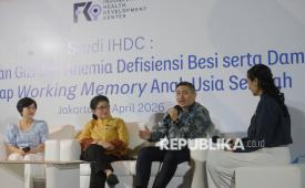 Executive Director of Indonesia Health Development Center (IHDC), Dr. dr. Ray Wagiu Basrowi, MKK, FRSPH (dua kanan) menjawab pertanyaan dalam acara penyampaian hasil studi IHDC di Jakarta, Rabu (15/4/2026). IHDC, sebagai organisasi independen di bidang kesehatan komunitas, didukung Danone Indonesia meluncurkan publikasi hasil studi berbasis data lokal yang membahas keterkaitan antara stunting, anemia defisiensi besi, serta asupan gizi dengan fungsi working memory anak usia sekolah. Dari hasil studi IHDC ini semakin memperkuat pentingnya peran berbagai pihak dalam memastikan pemenuhan gizi anak sejak dini. Sebagai riset berbasis data lokal, temuan ini diharapkan dapat menjadi landasan dalam mendorong upaya penanganan masalah gizi anak yang lebih terarah dan berkelanjutan, mulai dari pendekatan preventif, edukasi gizi, hingga penguatan peran keluarga dan lingkungan sekolah dalam membentuk kebiasaan makan sehat.