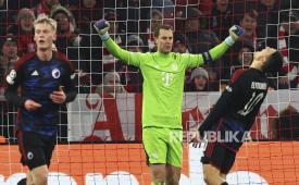 Kiper Bayern Munchen Manuel Neuer (tengah).