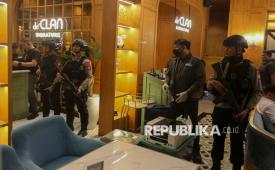 Petugas Kepolisian mengamankan brangkas saat penggeledahan di Cafe De Clan, Cipete, Jakarta Selatan. Rabu (8/7/2026). Penggeledahan tersebut dilakukan oleh  kepolisian dari Direskrimsus Polda Metro Jaya dan Kortastipidkor Mabes Polri di Restoran de Clan Signature, dan Koinn Money Changer yang berada di Jalan Cipete, Cilandak, Jaksel.