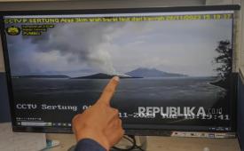 Petugas menunjukkan aktivitas Gunung Anak Krakatau dari pengamatan monitor cctv Pulau Sertung di Pos Pengamatan Gunung Api Anak Krakatau Pasauran, Kabupaten Serang, Banten, Selasa (28/11/2023). Pusat Vulkanologi dan Mitigasi Bencana Geologi (PVMBG) mencatat aktivitas erupsi Gunung Anak Kratau sejak Ahad (26/11/2023) hingga Selasa (28/11/2023) sudah erupsi sebanyak 26 kali dengan ketinggian abu vulkanik mencapai 2.000 meter, dan masyarakat dihimbau menjauh dari lokasi sekitar 5 kilometer dengan status siaga. 