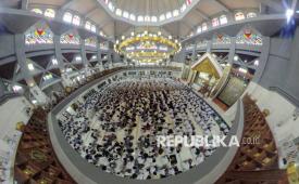 Sejumlah siswa sekolah membaca Al Quran  bersama-sama di Masjid Raya Nurul Wathon, Pakansari, Kabupaten Bogor, Jawa Barat, Kamis (26/2/2026). Kegiatan tadarus Al Quran yang diikuti ratusan siswa itu  merupakan bagian dari pesantren kilat yang rutin  dilaksanakan saat Bulan Suci Ramadhan. 