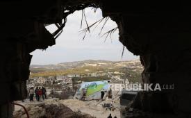 Sepotong dinding bangunan yang runtuh di desa Al-Milan kota Idlib di Suriah, Sabtu (25/2/2023).