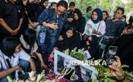Kerabat menaburkan bunga di pusara maestro seni rupa Indonesia Nasirun usai prosesi pemakaman di Taman Makam Seniman Giri Sapto, Imogiri, Bantul, DI Yogyakarta, Sabtu (1/8/2026). Perupa yang memiliki gaya ekspresionistik dengan karya-karyanya yang telah dipamerkan berbagai galeri di dunia itu wafat setelah sempat mengeluhkan sesak nafas pada Sabtu pagi. 