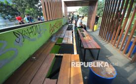 Kondisi Teras Cihampelas penuh coretan dan kumuh, Kota Bandung, Jumat (11/7/2025). Wali Kota Bandung memutuskan tetap mempertahankan Teras Cihampelas dari wacana pembongkaran. Pemerintah daerah akan menyiapkan anggaran khusus untuk area wisata yang diresmikan pada 2017 itu.
