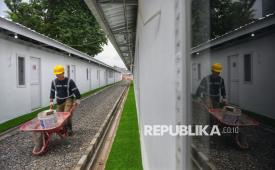 Pekerja melintas di dekat salah satu unit di lokasi proyek pembangunan hunian sementara (huntara) di Kawasan Kramat, Senen, Jakarta, Kamis (23/4/2026). Kementerian Perumahan dan Kawasan Permukiman (PKP) membangun 324 unit hunian sementara (huntara) yang dilengkapi fasilitas umum, seperti toilet komunal, musala, dapur umum, hingga ruang terbuka. Pembangunan huntara bagi warga bantaran rel di kawasan Senen tersebut merupakan langkah cepat untuk menyediakan hunian layak bagi masyarakat, sembari disiapkannya penataan permanen guna yang menghadirkan tempat tinggal yang lebih aman, layak dan tertata. Progres pembangunan huntara itu berjalan cepat dengan target penyelesaian pada 15 Juni 2026.