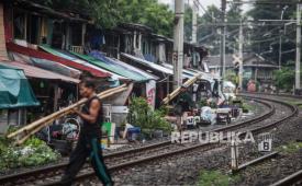 Kawasan permukiman kumuh berdekatan dengan rel KRL Commuter Line di kawasan Pejompongan, Jakarta Pusat.