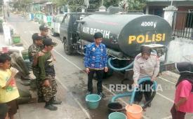 (ILUSTRASI) Polisi menyalurkan bantuan air bersih untuk warga.