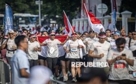 Sekretaris Kabinet Teddy Indra Wijaya (tengah) bersama peserta lainnya berlari saat mengikuti Merdeka Run 8.0 K 2025 di depan Istana Merdeka, Jakarta, Ahad (24/8/2025). Ajang lari yang bertajuk Merdeka Run 8.0 K 2025 tersebut diikuti sekitar 8.000 peserta dalam rangka memperingati HUT ke-80 Kemerdekaan Republik Indonesia. 