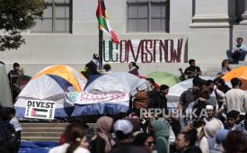 Mahasiswa Universitas California Berkeley (UC Berkeley) menempati perkemahan di depan Sproul Hall, gedung administrasi kampus, saat mereka memprotes hubungan investasi UC Berkeley dengan Israel. 