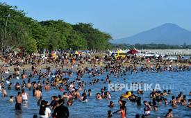 Sejumlah umat Hindu berendam di air saat melakukan ritual Melukat atau menyucikan diri pada Hari Banyu Pinaruh di Pantai Sanur, Denpasar, Bali, Ahad (23/10/2022). Sosiolog dari IPB University, Dr Ivanovich Agusta, menilai popularitas melukat tidak bisa dilepaskan dari pertemuan antara kebutuhan psikologis masyarakat modern, perkembangan media sosial, serta industri wellness tourism.