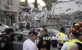 Petugas penyelamat, polisi dan militer memeriksa bangunan yang hancur terkena rudal Iran di Bnei Brak, Tel Aviv, Senin (16/6/2025). Serangan Iran membuat sejumlah bangunan di Israel hancur berantakan. Komando Front Dalam Negeri Israel mengatakan serangan Iran meluas dari Eilat di selatan hingga kota Naqoura di utara, tanpa sepenuhnya bisa dicegat sistem pertahanan udara.
