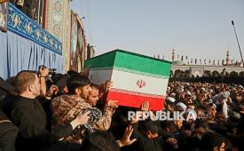 Warga Iran mengusung peti jenazah Ayatollah Ali Khamenei dalam upacara pemakaman mendiang Pemimpin Tertinggi Iran tersebut di kota Qom, Iran, Selasa (7/7/2026). 