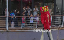Pemain barongsai menghibur pengunjung dengan atraksi Aerial Lion Dance di Danau Senayan Park, Jakarta, Ahad (15/2/2026). Atraksi barongsai menari di atas air tersebut berlangsung pada 14-17 Februari 2026 setiap pukul 17.00 dan 19.00 WIB dalam rangka menyemarakkan perayaan Tahun Baru Imlek 2577 Kongzili.