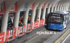 Passengers await the arrival of a TransJakarta bus at the Dukuh Atas bus stop in Jakarta on Sunday, June 22, 2025.
