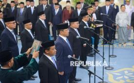Sejumlah pejabat mengikuti pelantikan yang dipimpin oleh Presiden Prabowo Subianto di Istana Negara, Jakarta, Kamis (1/10/2026). Susunan Kabinet Merah Putih dan jajaran pimpinan lembaga negara kembali mengalami perombakan. Presiden Prabowo Subianto melantik sejumlah menteri, pejabat setingkat menteri, dan kepala badan, di antaranya Dudung Abdurachman sebagai Menteri Koordinator Bidang Politik dan Keamanan, Sugiono yang bergeser dari Menteri Luar Negeri menjadi Menteri Koordinator Bidang Pembangunan Manusia dan Kebudayaan, serta Menteri ESDM Bahlil Lahadalia yang merangkap jabatan sebagai Menteri Koordinator Bidang Hilirisasi dan Transisi Energi.