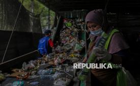 Pekerja memilah sampah untuk didaur ulang di Rumah Pemulihan Material (RPM) Waste4Change, Bekasi, Jawa Barat, Kamis (1/10/2026).