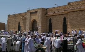 Umat Islam mengunjungi Masjid Ibnu Abbas di Thaif, Mekah, Arab Saudi, Ahad (9/7/2023). Masjid Ibnu Abbas merupakan salah satu peninggalan dari sejarah Islam di Kota Thaif yang dibangun pada 592 H.  