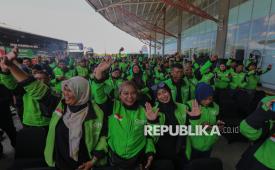 Mitra pengemudi Gojek bersama keluarganya saat mengikuti acara GoMudik di Terminal Terpadu Pulogebang, Jakarta, Jumat (13/3/2026). GoTo berkolaborasi dengan Kementerian Perhubungan menggelar program mudik gratis, GoMudik yang memfasilitasi mitra pengemudi Gojek dan keluarga untuk pulang kampung dengan lima kota tujuan dan diikuti sekitar 4 ribu peserta
