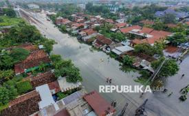 Foto udara suasana jalur rel kereta api terendam banjir di sekitar Stasiun Pekalongan, Kota Pekalongan, Jawa Tengah, Sabtu (17/1/2026). Berdasarkan data PT KAI Daop IV Semarang, hujan lebat yang terjadi sejak Jumat (16/1) sore menyebabkan sejumlah ruas rel kereta api jalur Stasiun Pekalongan-Sragi terendam banjir dengan ketinggian sekitar 9-20 centimeter di atas bantalan rel, yang berimbas sejumlah perjalanan terganggu atau tidak dapat melintas dari arah Semarang-Jakarta maupun sebaliknya. 