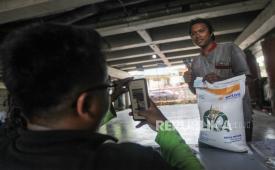 Petugas mengecek data warga penerima Bantuan Sosial (Bansos) Cadangan Beras Pemerintah (CBP) di kawasan Warakas, Tanjung Priok, Jakarta Utara, Selasa (20/2/2024). Sebanyak 1.000 karung cadangan beras pemerintah disalurkan kepada warga di kelurahan Warakas untuk meringankan beban masyarakat dalam memenuhi kebutuhan konsumsinya ditengah kenaikan harga beras.