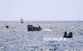 Prajurit TNI AL berada di perahu karet dan RHIB saat operasi SAR KM Virgo Transport 8 di perairan Masalembo, Laut Jawa, Jumat (18/9/2026). Pada hari kelima operasi SAR, personel TNI AL mengevakuasi tiga jenazah dan satu karung berisi paket ekspedisi di KM Virgo Transport 8. 