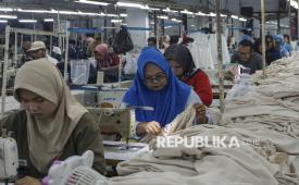 Pekerja menyelesaikan pembuatan pakaian di Perkampungan Industri Kecil (PIK) Penggilingan, Jakarta. Menperin Agus Gumiwang meyakini IKM lokal mampu memenuhi kebutuhan haji dan umrah
