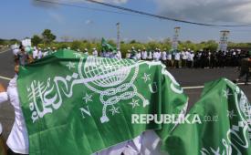 Sejumlah santri menunggu kedatangan Presiden Perbowo Subianto saat penutupan Musyawarah Nasional Alim Ulama dan Konferensi Besar Nahdlatul Ulama (NU) di IAI Syachona Mohammad Cholil, Bangkalan, Jawa Timur, Selasa (23/6/2026). Munas dan Konbes tersebut diantaranya memutuskan penyelenggaraan Muktamar ke-35 NU pada 1-5 Agustus 2026 dengan lokasi yang masih menunggu keputusan resmi PBNU. 