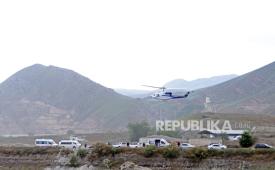 Foto Kantor Berita IRNA menunjukkan helikopter yang membawa Presiden Iran Ebrahim Raisi lepas landas setelah Raisi meresmikan bendungan Qiz Qalasi, Ahad (19/5/2024).