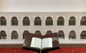 Suasana Masjid Qiblatain di Madinah. Masjid Qiblatain adalah salah satu masjid bersejarah di Madinah. Di masjid ini saat Rasulullah memimpin Sholat Dzhuhur, di rakaat kedua wahyu turun yang memerintahkan Rasulullah mengubah arah kiblat dari Masjidil Aqsha di Palestina menuju Ka