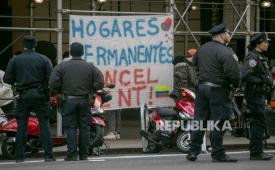 Petugas Polisi Kota New York berpatroli di depan Hotel Watson untuk memantau pergerakan para migran yang naik bus dari perbatasan selatan ke New York dan yang telah tinggal sementara di hotel tetapi ditolak masuk kembali sejak tadi malam, di New York , New York, AS, Senin (30/12023) Dini hari. Beberapa migran telah diangkut dengan bus ke tempat penampungan baru di Brooklyn, sementara yang lain memilih untuk tetap tinggal karena sumber daya yang ada dan kesempatan kerja di lingkungan hotel.